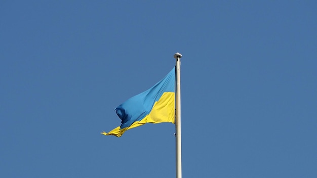 La bandera ucraniana sobre el cielo azul