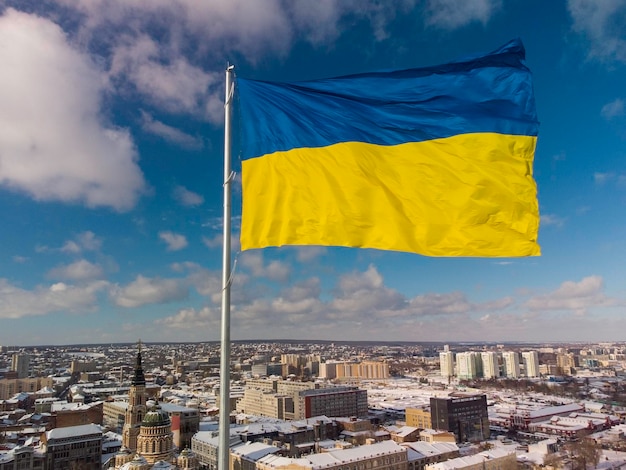 Bandera ucraniana en el viento. Bandera amarilla azul en la ciudad de Kharkov.