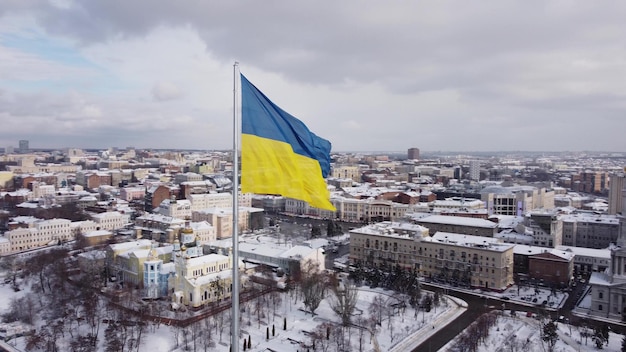 Bandera ucraniana en el viento Bandera azul amarilla en la ciudad de Kharkov