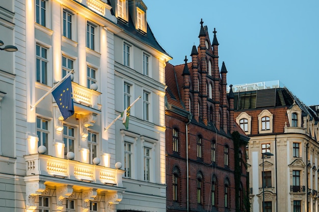 Bandera de la UE en el edificio del gobierno bandera de la CE iluminada