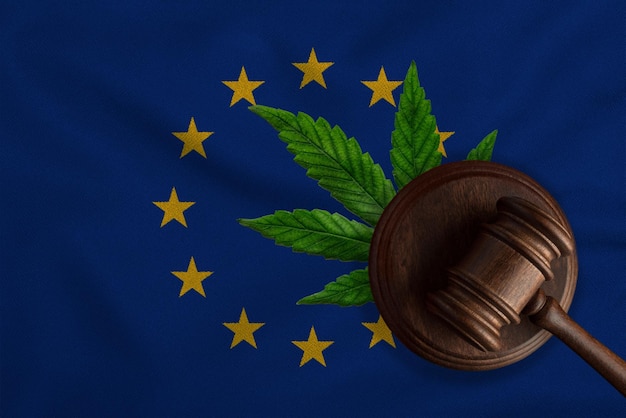 Foto bandera de la ue y justicia martillo de madera con hoja de cannabis cultivo ilegal de la planta de cannabis y propagación de drogas
