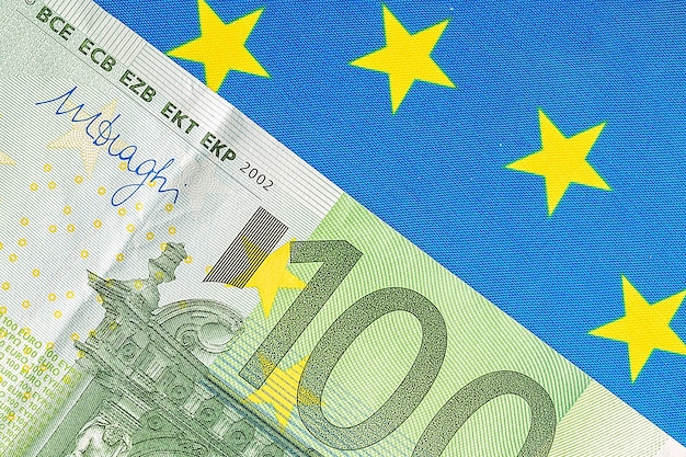 Bandera de la UE y muchos billetes en euros