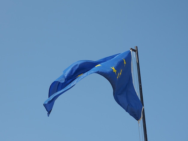 Bandera de la UE sobre cielo azul