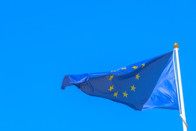 Bandera de la unión europea ondeando al viento