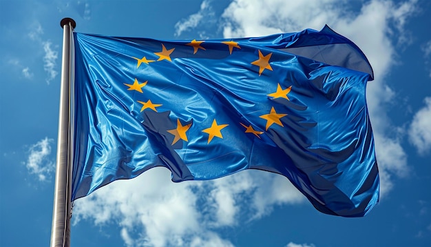 La bandera de la Unión Europea ondeando en el viento Política económica y financiera de la Comunidad