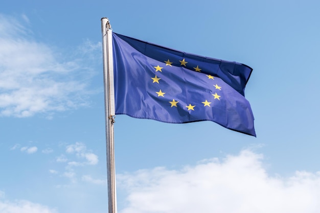 Bandera de la Unión Europea sobre fondo de cielo azul