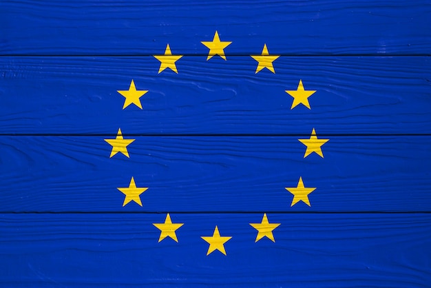 La bandera de la Unión Europea en una tabla de madera