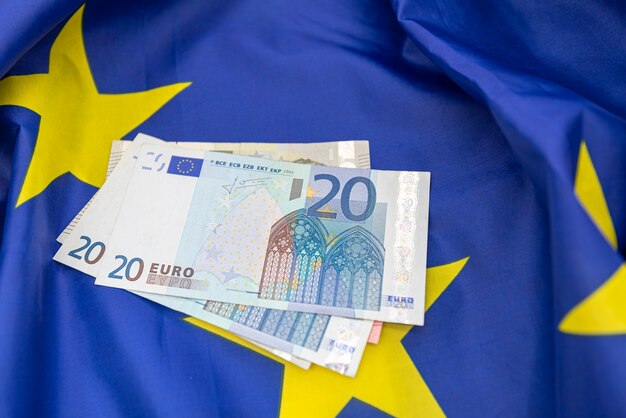 Bandera de la Unión Europea UE y algo de dinero Euros en la parte superior,