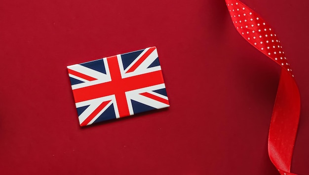 Bandera Union Jack de Gran Bretaña sobre fondo rojo Queen's Platinum Jubilee y celebración navideña