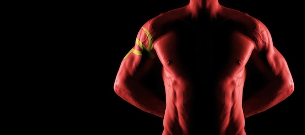 Bandera de la Unión Soviética en el torso masculino musculoso con abs, fondo negro