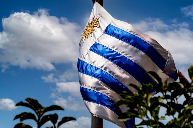 Foto la bandera uruguaya volando en la brisa