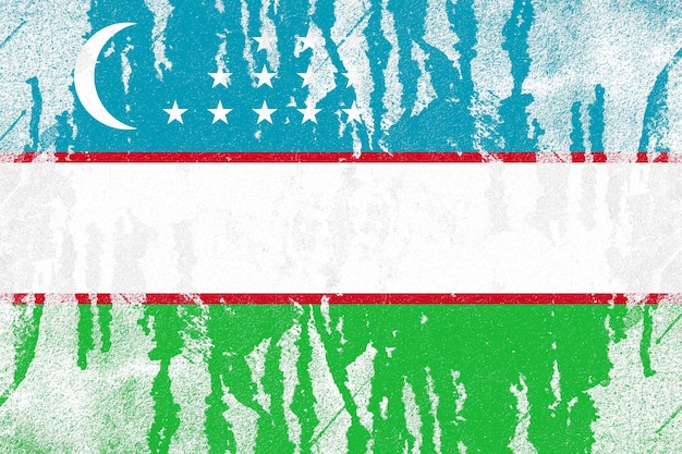 Bandera de uzbekistán pintada sobre un viejo fondo de pared de hormigón angustiado