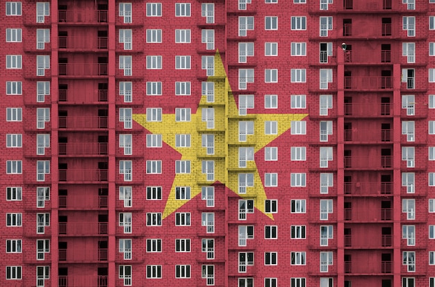 Bandera de Vietnam representada en colores de pintura en un edificio residencial de varios pisos en construcción.