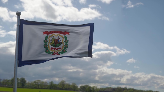 Bandera de Virginia Occidental en un asta de bandera ondeando en el fondo del cielo azul del viento ilustración 3d