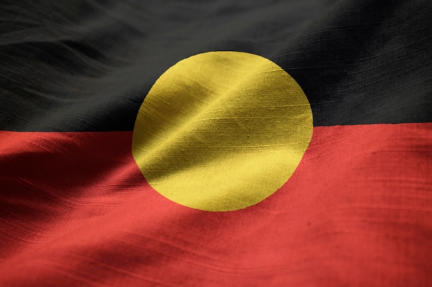 Bandera con volantes de aborigen australiano soplando en el viento