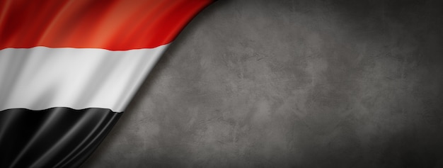 Bandera de yemen en banner de muro de hormigón