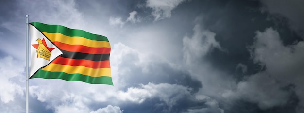 Bandera de Zimbabue en un cielo nublado