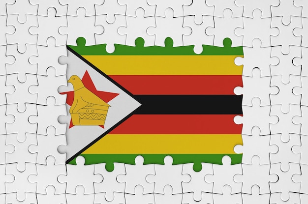 Bandera de Zimbabue en marco de piezas de rompecabezas blancas con parte central faltante