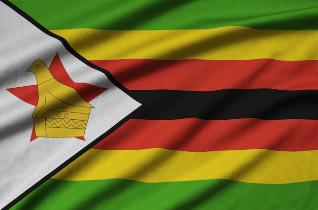 Bandera de Zimbabwe con muchos pliegues.