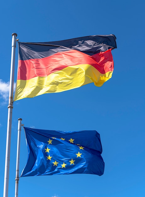 Banderas de Alemania y la Unión Europea contra el cielo azul en Berlín.