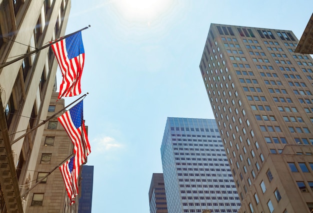 Foto banderas americanas en la ciudad de nueva york