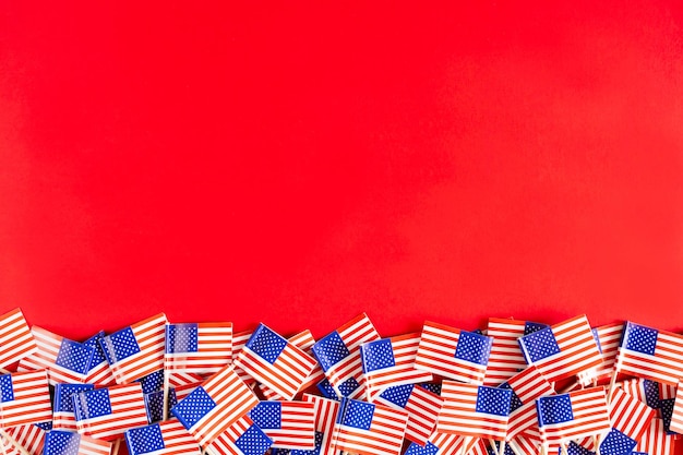 Banderas americanas planas sobre el fondo rojo con espacio de copia feliz Día de la Independencia de EE.UU.