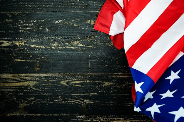 Banderas americanas sobre fondo de madera negra, imagen para el 4 de julio día de la independencia Bandera de Estados Unidos sobre fondo de textura de pared de madera oscura.