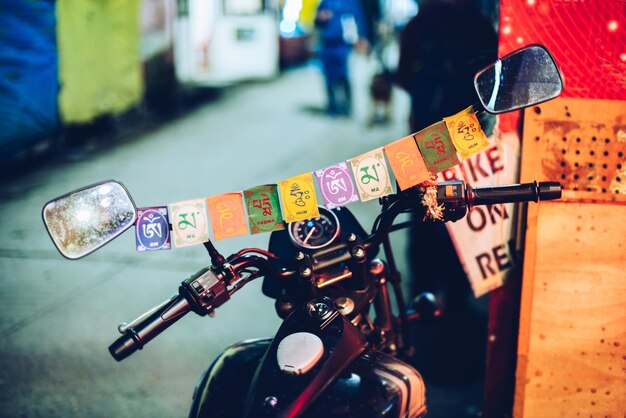 Banderas budistas en una motocicleta