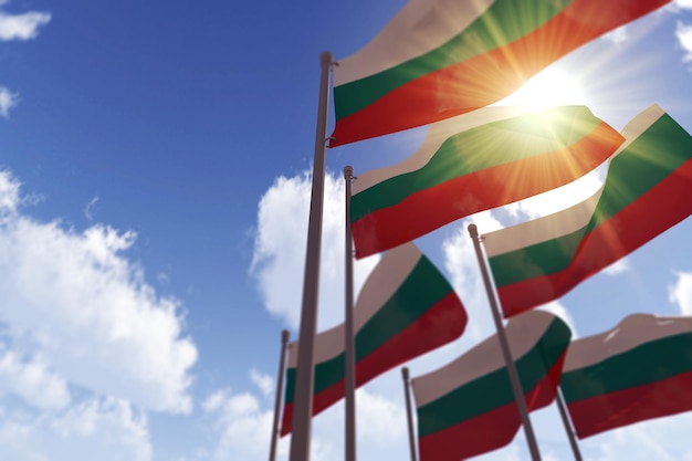 Banderas de Bulgaria ondeando en el viento contra un cielo azul d renderizado