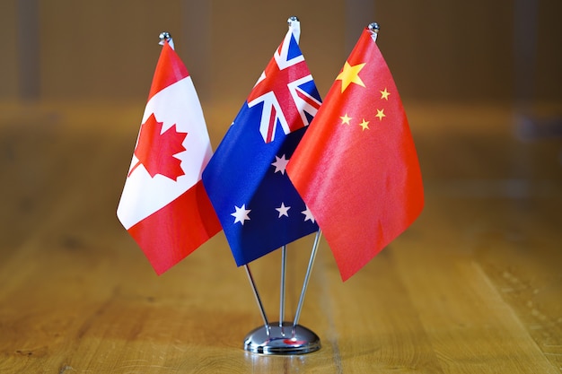 Banderas de Canadá, Australia y China.