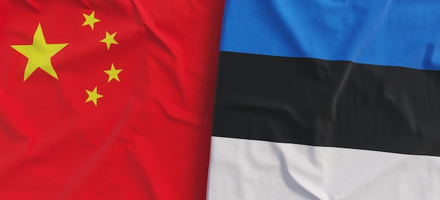 Banderas de China y Estonia Primer plano de la bandera de lino Bandera hecha de lona Bandera china Beijing Símbolos nacionales del Estado estonio Ilustración 3d