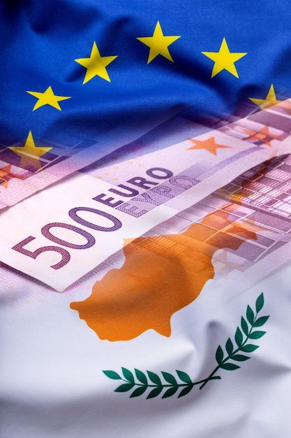 Banderas de Chipre y la Unión Europea. Bandera de Chipre y bandera de la UE. Concepto de dinero de bandera mundial.