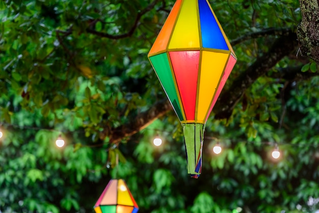 Banderas de colores y globos decorativos para la fiesta de San Juan en el noreste de Brasil