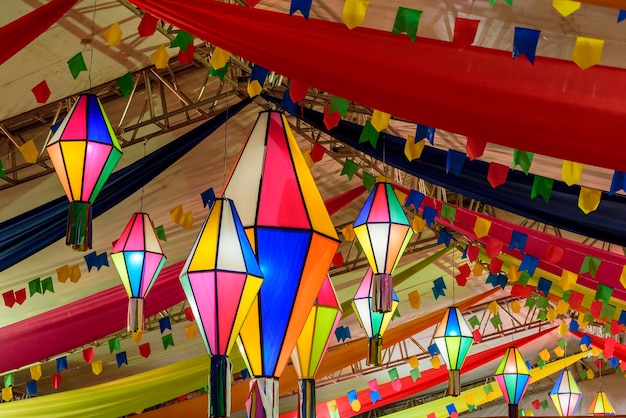 Banderas de colores y globos decorativos para la fiesta de San Juan en el noreste de Brasil