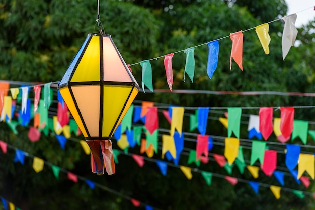 Banderas de colores y globos decorativos para la fiesta de San Juan en el noreste de Brasil