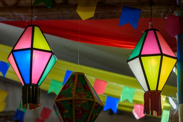 Banderas de colores y globos decorativos para la fiesta de San Juan en el noreste de Brasil