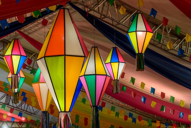 Banderas de colores y globos decorativos para la fiesta de San Juan en el noreste de Brasil