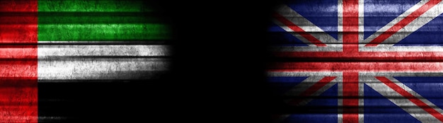 Foto las banderas de los emiratos árabes unidos y el reino unido en fondo negro