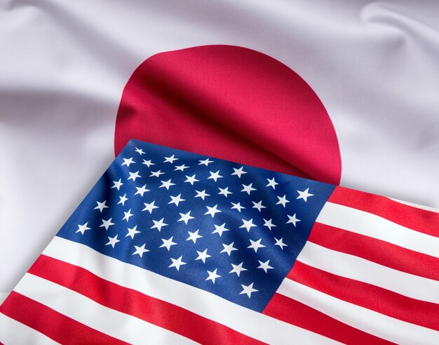 Banderas de los Estados Unidos de América y la bandera de Japón juntos.