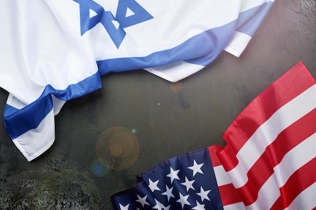 Las banderas de Estados Unidos e Israel dos banderas estadounidenses e israelíes se encuentran en el fondo de textura de hormigón viejo negro opuesto el uno al otro transmite la asociación entre dos estados a través de los principales símbolos de estos países