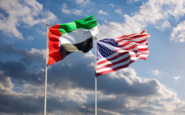 Banderas de Estados Unidos y Emiratos Árabes Unidos juntos contra el cielo