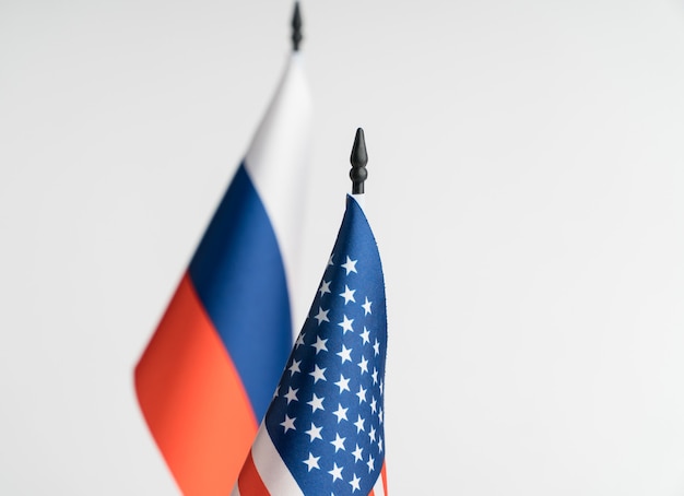 Las banderas de Estados Unidos y Rusia sobre un fondo blanco aislado. El concepto de política