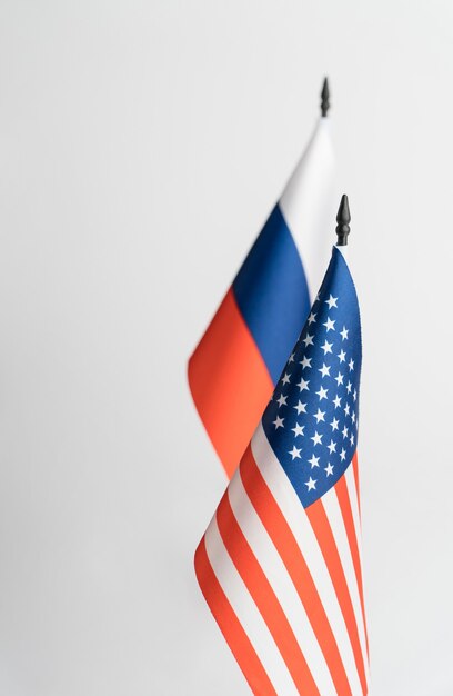 Las banderas de Estados Unidos y Rusia sobre un fondo blanco aislado. El concepto de política