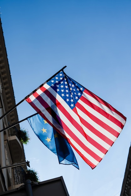 Banderas de Estados Unidos y la Unión Europea en el edificio de la embajada de Estados Unidos