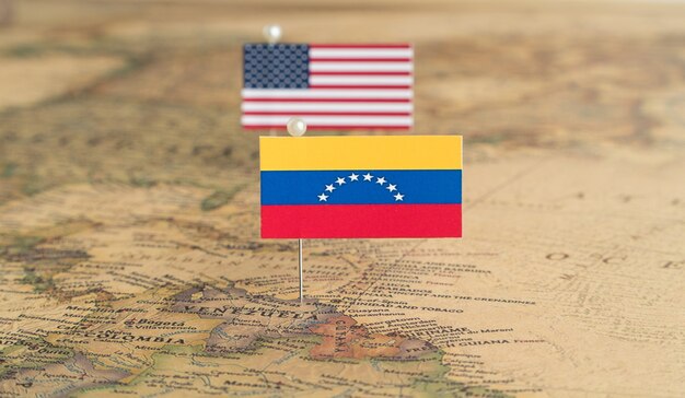 Banderas de Estados Unidos y Venezuela en el mapa del mundo. Fotografía conceptual, política y orden mundial