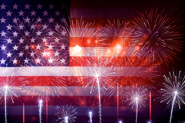 Foto banderas estadounidenses con collage de fuegos artificiales.