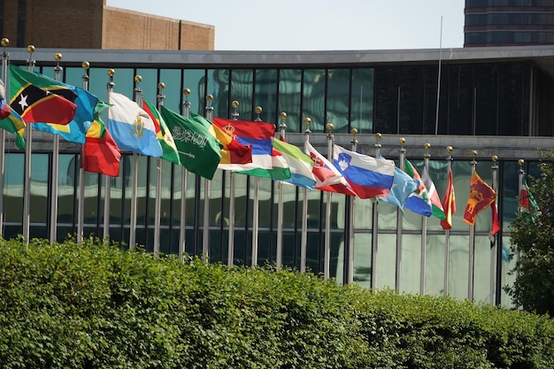 Banderas fuera del edificio de las naciones unidas en nueva york