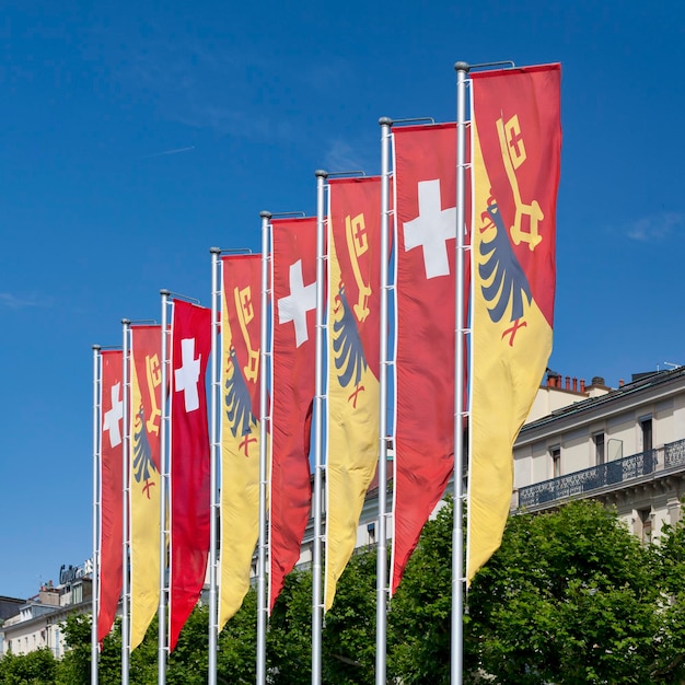 Banderas de Ginebra y Suiza ondeando ante el lago Leman