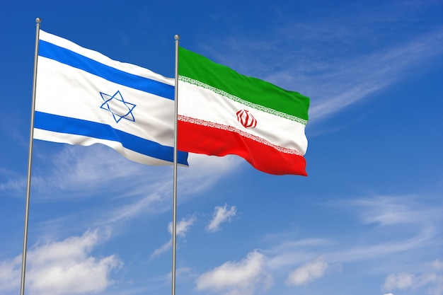 Banderas de Israel e Irán sobre fondo de cielo azul. Ilustración 3D