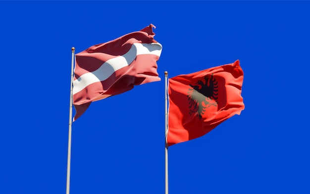 Banderas de Letonia y Albania.